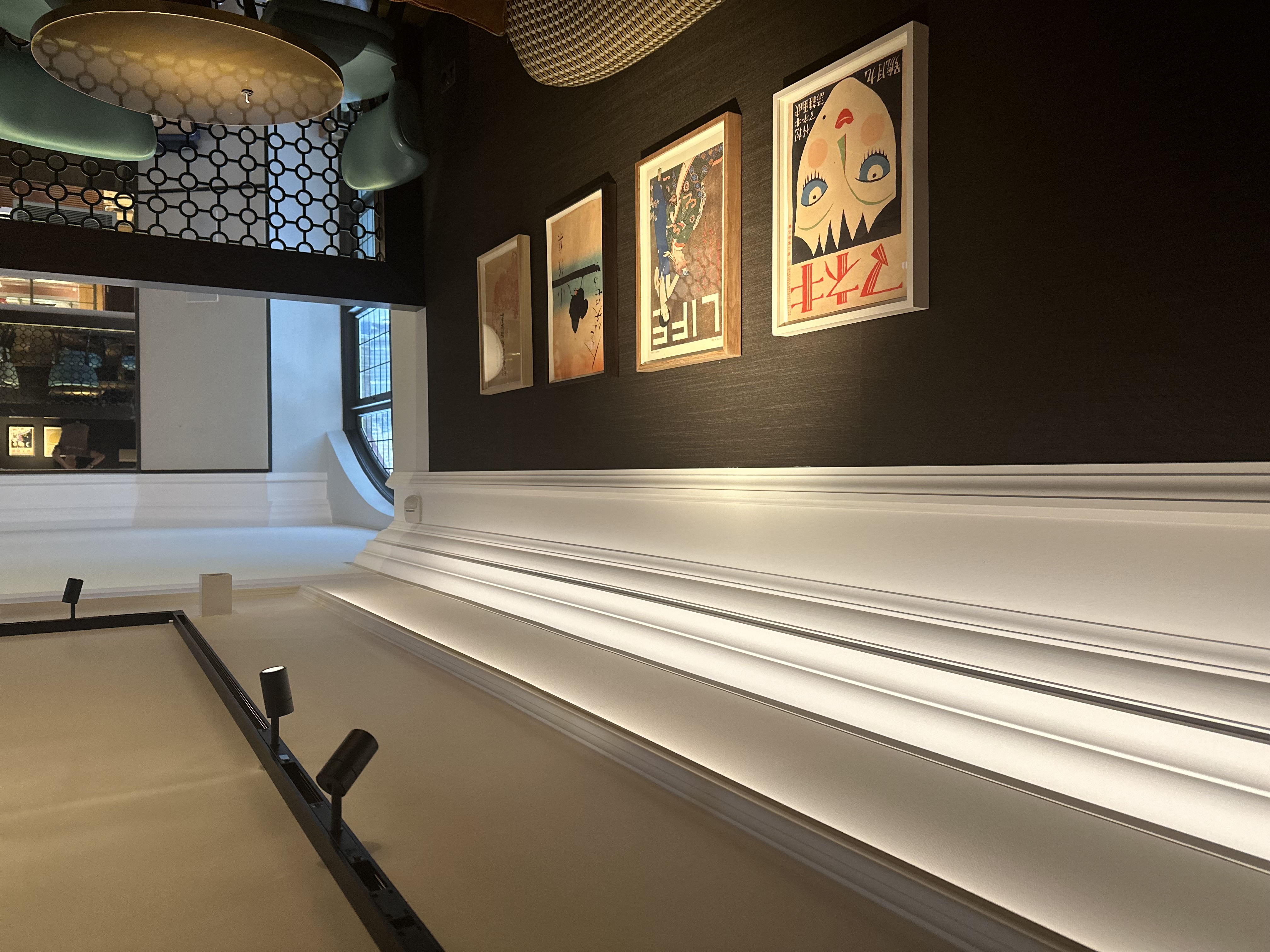 Lutron Vive cove lighting installation at Dinings SW3 restaurant, London